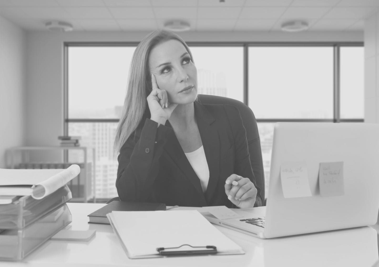 Учасники воркшопу з вуличної фотографії на практичному занятті